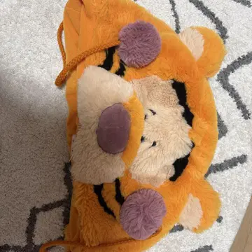 호랑이 얼굴 디자인의 오렌지 모자