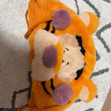 호랑이 얼굴 디자인의 오렌지 모자