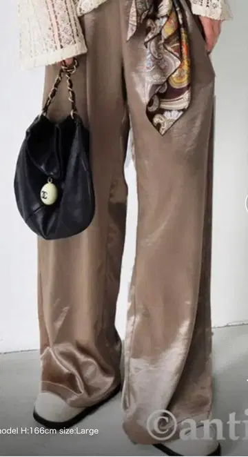 그레이쉬 베이지 새틴 와이드 팬츠