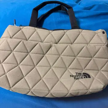 The North Face 퀼팅 백 카키색