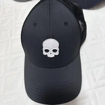 스컬 자수 메쉬 캡 블랙