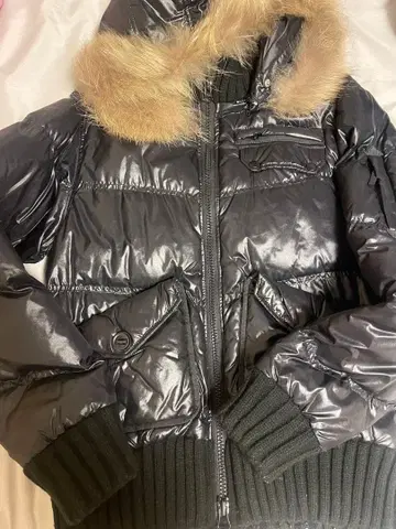 퍼 달린 블랙 다운 재킷 antiballistic