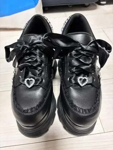 Honey Cinnamon 참 부착 통굽 스니커즈 블랙 M