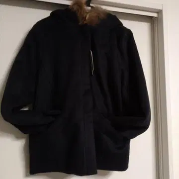 퍼 달린 블랙 울 코트