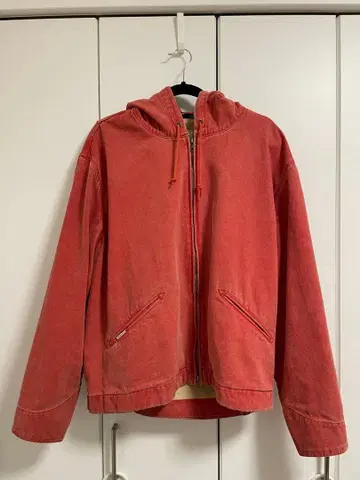 빨간색 후드 부착 자켓 THIS IS NEVER THAT