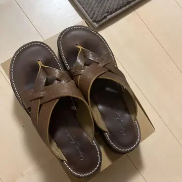 Organic hardwood 가죽 샌들 브라운