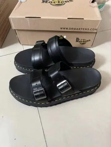 새상품 미사용 Dr.Martens 통굽 샌들 블랙 남녀 공용