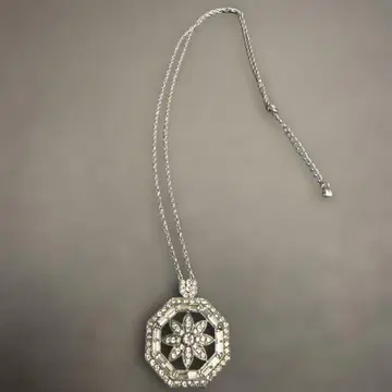 FOXEY 팔각형 꽃 모티브 목걸이