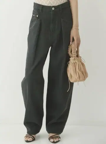 LILYBROWN 블랙 하이웨스트 태그 데님 팬츠