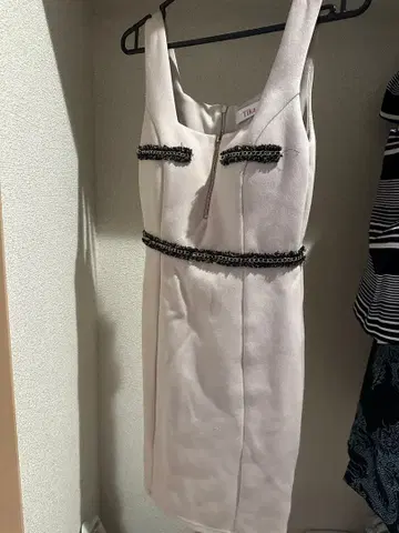 슬리브리스 얇은 베이지 드레스