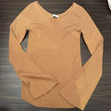 마메쿠로구치 M 브라운 V넥 스웨터