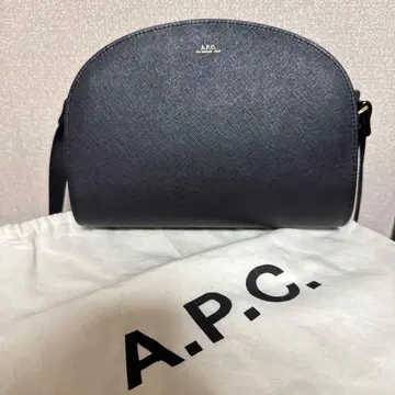 A.P.C 하프문 백 엠보싱 가죽 블랙