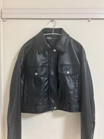 ZARA 크롭 기장 가죽 자켓