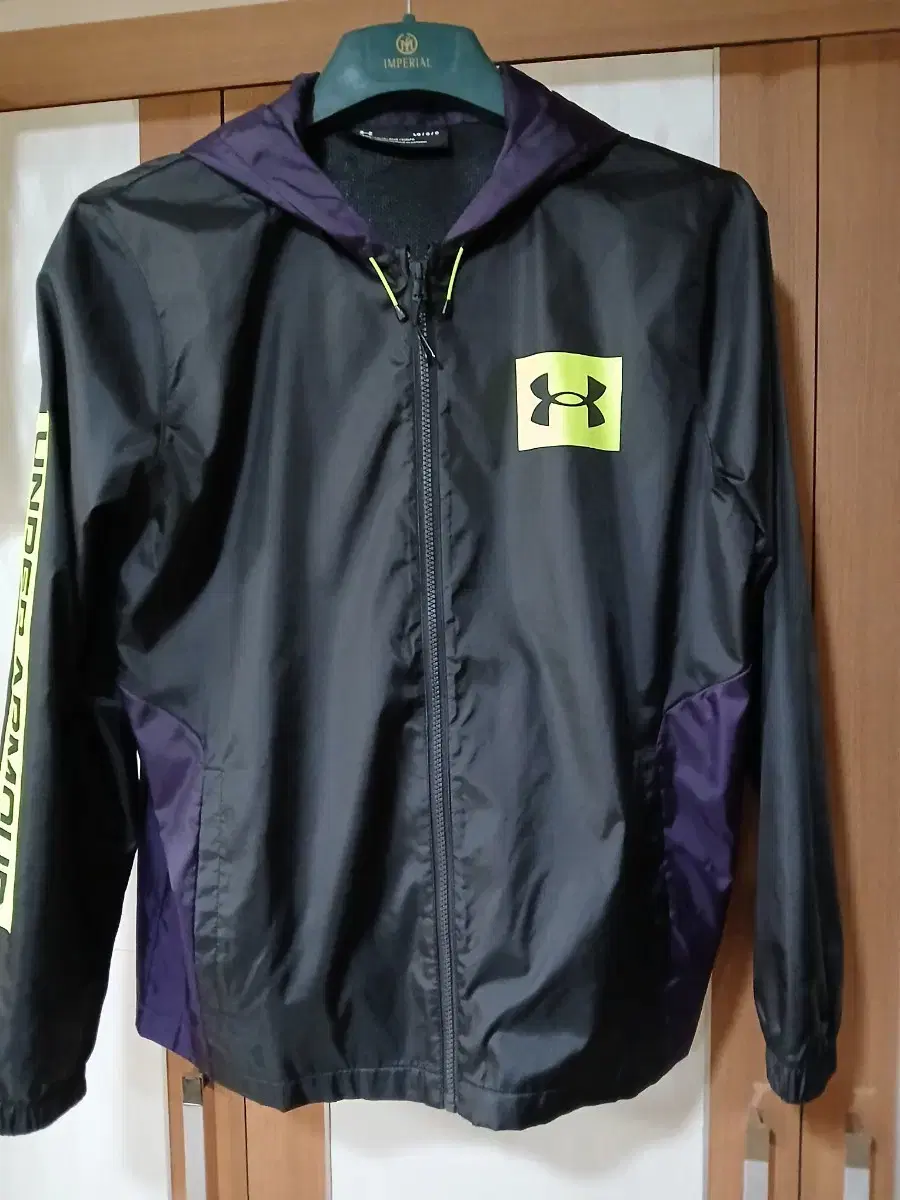New product. Under Armour gaeul hooded jacket. Size 100.