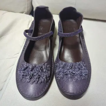 Put's 보라색 꽃 모티브 스트랩 슈즈 펌프스 3E 16,280엔