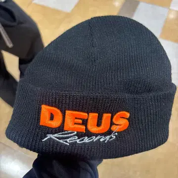 DEUS 블랙 니트 모자