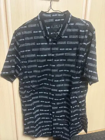Armani Exchange 반팔 셔츠 블랙 로고 프린트