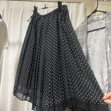 블랙과 화이트 도트 플리츠 스커트