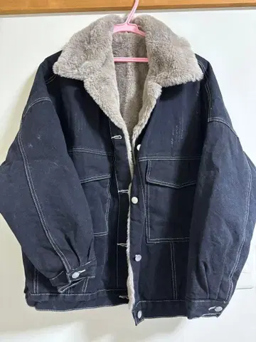 퍼 달린 블랙 데님 자켓