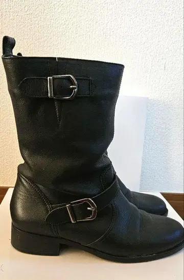 버클 장식 블랙 가죽 부츠