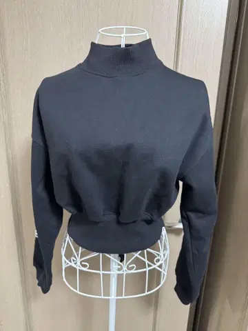 MR9 ORIGINALS 블랙 하이넥 크롭 맨투맨