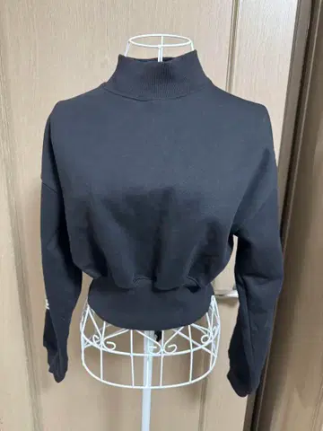 MR9 ORIGINALS 블랙 하이넥 크롭 맨투맨