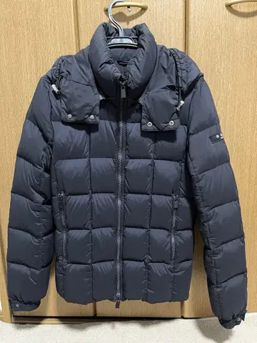 다크 그레이 다운 자켓 후드 부착