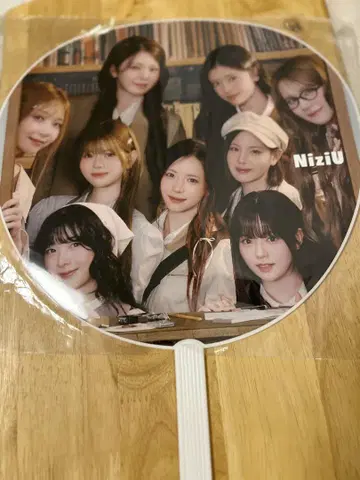 2025 라이브 NiziU 그룹 사진 부채