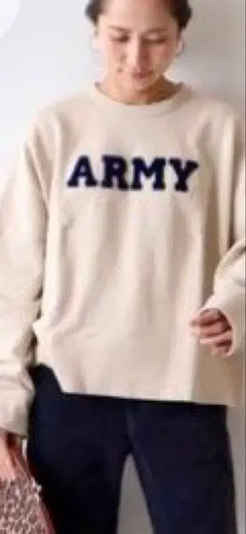 ARMY 자수 베이지 맨투맨