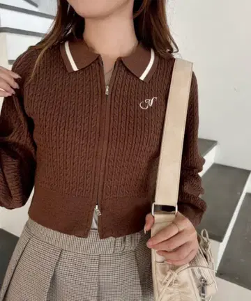 NICE CLAUP 원포인트 자수 더블 지퍼 라메 니트