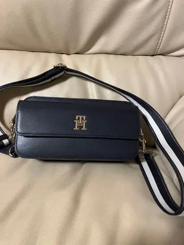 TH 네이비 숄더백