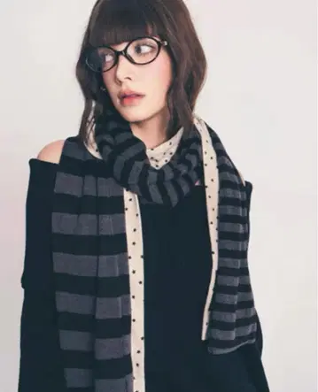 한국 FAZED 스트라이프 머플러 블랙과 그레이