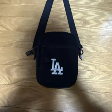 LA 로고 자수 블랙 숄더백