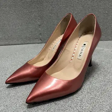DIANA Pointed-Toe Pumps Metallic Red