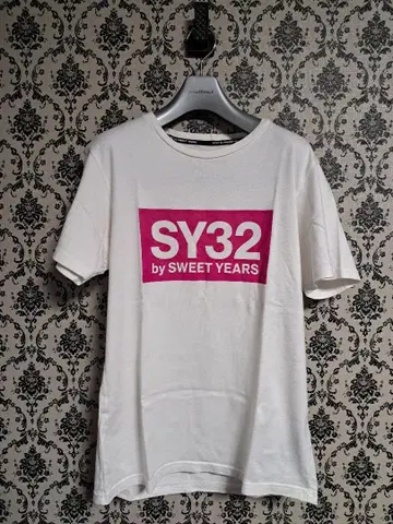 SY32 by SWEET YEARS 화이트 T셔츠 핑크 로고