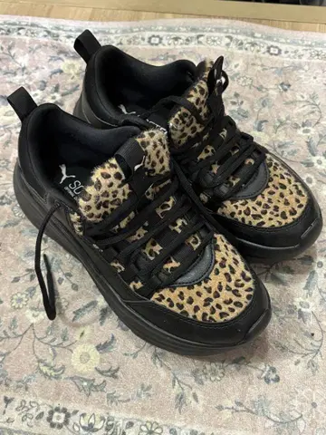 푸마 레오파드 무늬 스니커즈