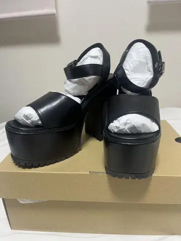 블랙 플랫폼 샌들 하이힐