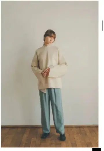 CLANE 베이지 플레어 슬리브 맨투맨