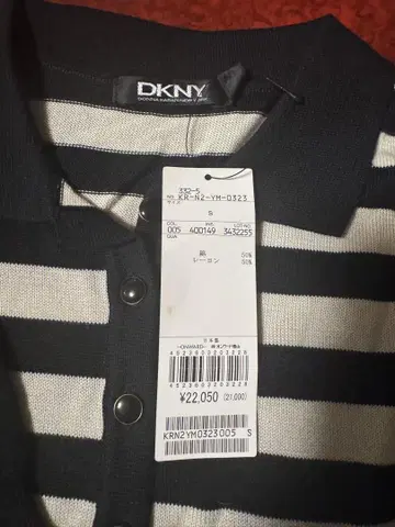DKNY 블랙 앤 화이트 스트라이프 반팔 피케 셔츠