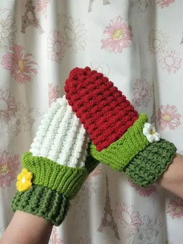 빨간색과 화이트 딸기 장갑