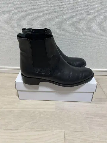 유나이티드 애로우즈 블랙 가죽 사이드 고어 부츠