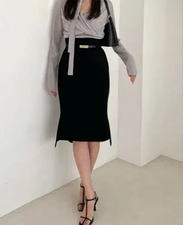 SNIDEL 스나이델 벨티드 미들 렝스 타이트 스커트
