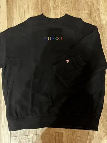 GUESS? 블랙 로고 자수 맨투맨 블랙