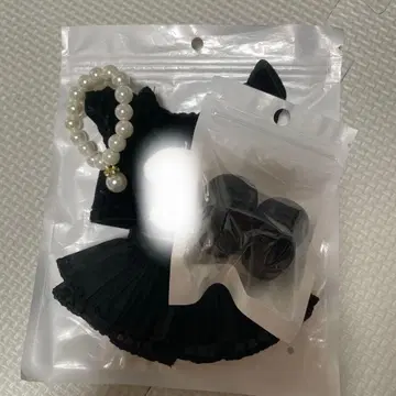블랙 벨벳 드레스와 액세서리 라브브