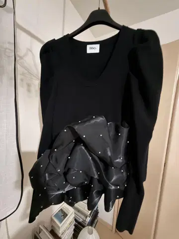 Bibiy. AMELIE PEPURAMU KNIT 블랙 정품