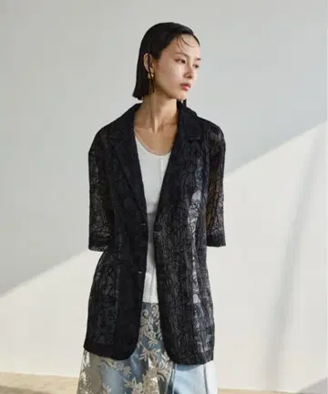 AIC. 아이시 코드 자수 시어 하프 슬리브 자켓 블랙