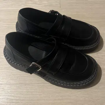 스트랩 포함 블랙 로퍼