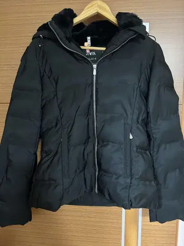 ZARA 블랙 다운 자켓 후드 부착
