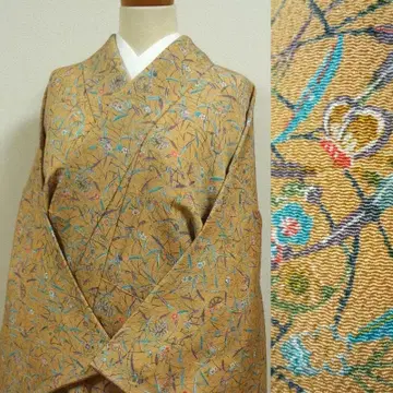 밀짚 색에 나비와 풀꽃 코몬