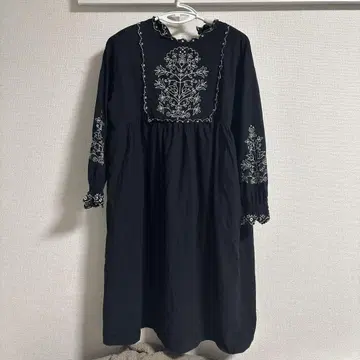 배색 자수 원피스 사만사 모스모스 블랙 S